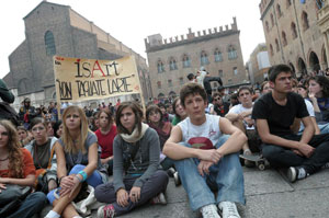 lezione in piazza a Bologna degli studenti in mobilitazione