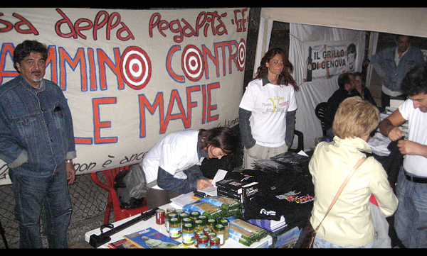 Il banchetto della Casa della Legalità e del Meetup Amici di Beppe Grillo Genova 2 - Il Grillo di Genova