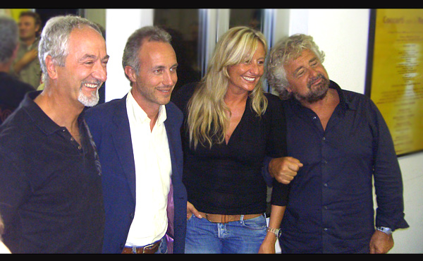 Carlo Besana e sua moglie Susanna insieme a Marco Travaglio e Beppe Grillo