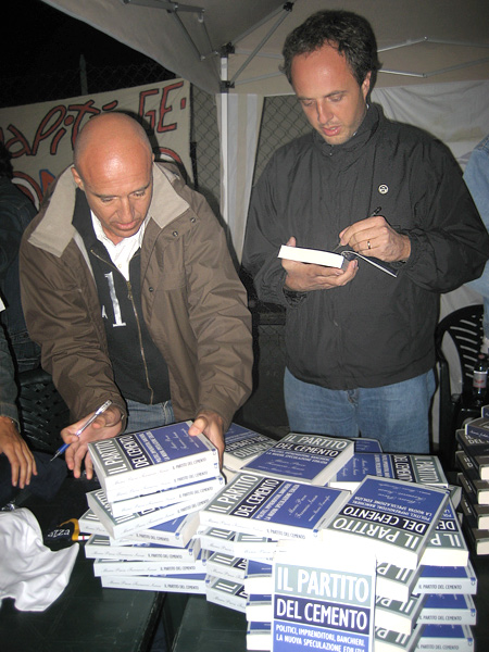 Ferruccio Sansa che firma il libro-inchiesta scritto con Marco Preve 