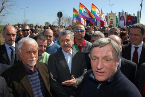 Don Luigi Ciotti con Massimo D'Alema a Bari