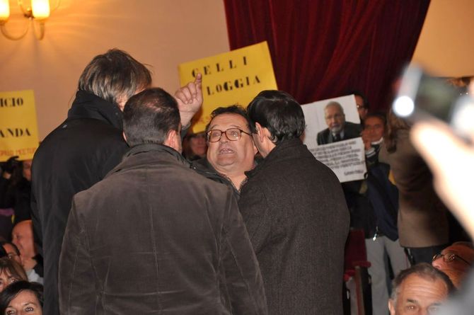 La barricata civile entra in sala