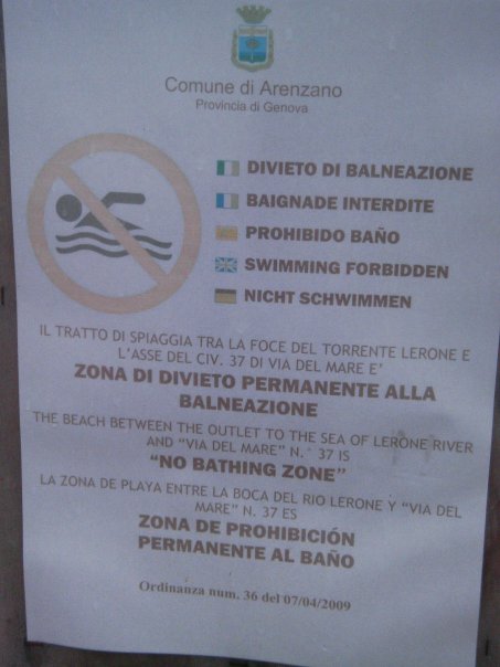 Il cartello di divieto di balneazione ma non di sosta o gioco sui crostoni!