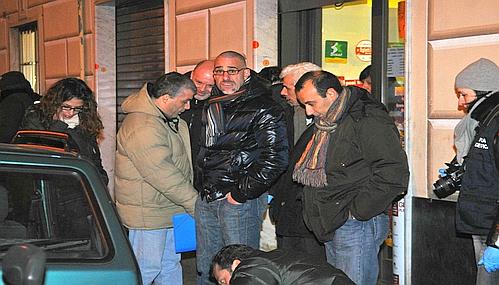 Il PM Arena e gli agenti sul luogo del delitto