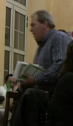 Onofrio Garcea con i volantini della Damonte, presenta la candidata