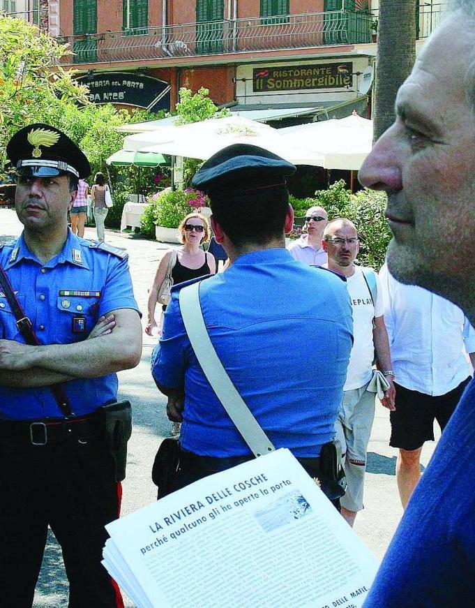Un momento del volantinaggio della Casa della Legalit&agrave; in piazza a Sanremo