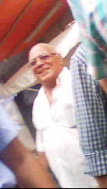 Dietro al primo aggressore, lui, Antonio FAMELI... che si lascia andare dopo la risatina