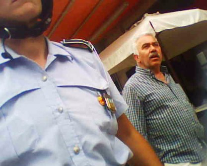 Il primo aggressore si avvicina quando arrivano i Vigili