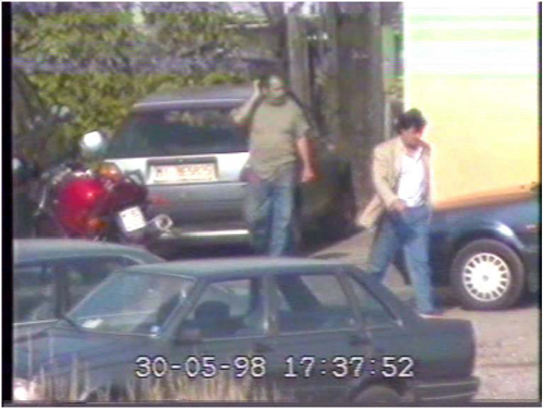 Barranca è la persona ritratta con camicia bianca e jeans