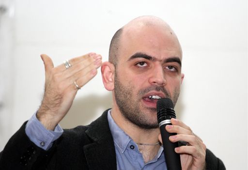 Sui rifiuti cade la maschera di Saviano... il 