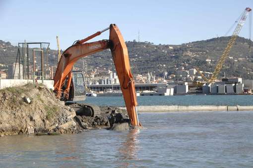 Lavori per la costruzione del mega porto di Imperia... (con le aziende sequestrate dalla DIA)