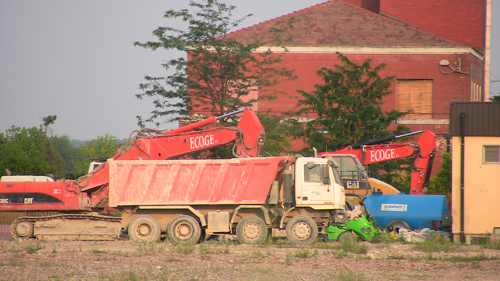 I mezzi cingolati e camion dell'Eco-Ge accanto alla discarica...