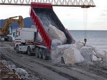La diga del Porto di Lavagna con i massi di marmo bianco