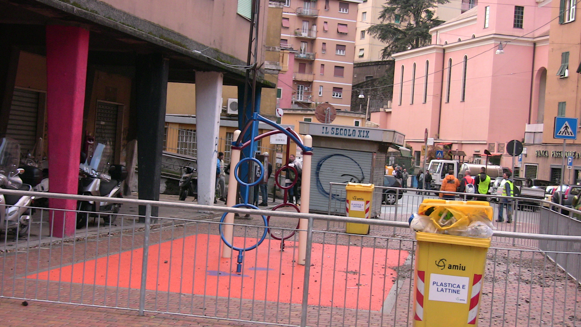 area giochi per bambini sulla nuova copertura del Fereggiano... (due sono morti non potranno più giocare!)