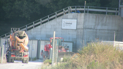 Il centro di betonaggio Calcestruzzi nel torrente Merula