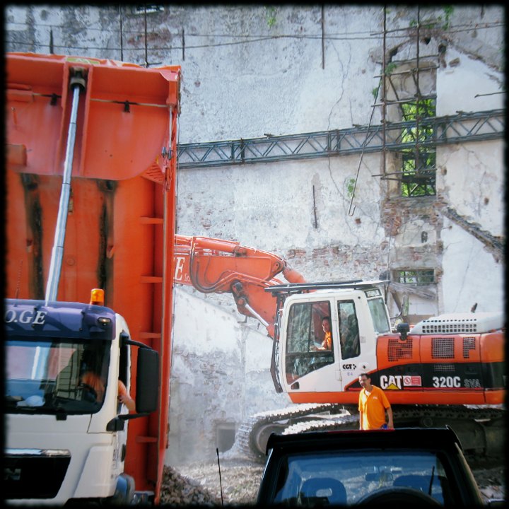 I mezzi della ECO.GE in azione per l'operazione immobiliare pubblico-privata della SAN BARTOLOMEO