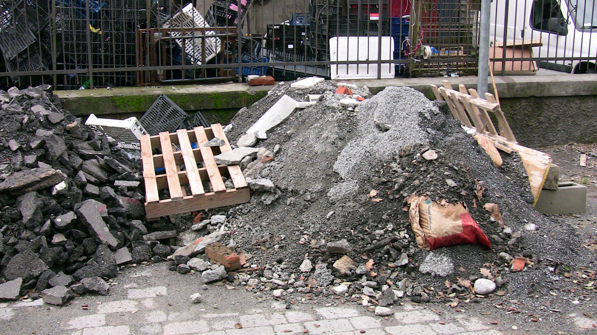 Quel che resta... in Piazza Terralba dei cantieri