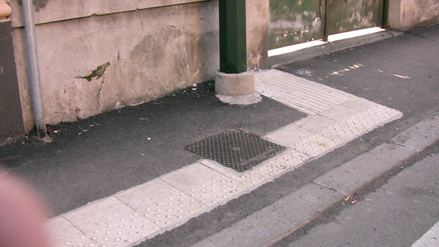 e vai con lo scivolo al muro