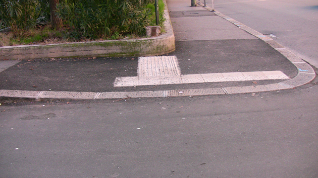 rampa su muretto... eppure c'era spazio