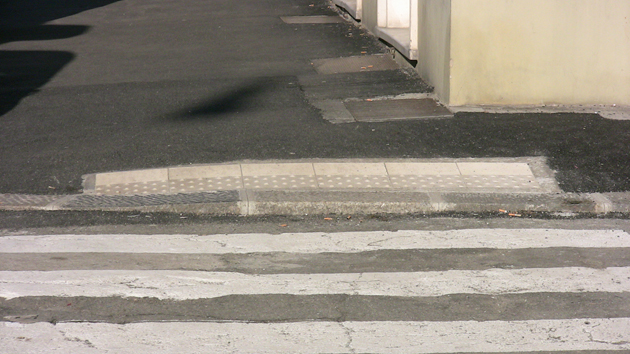 un mezzo scivolo un pochino pendente