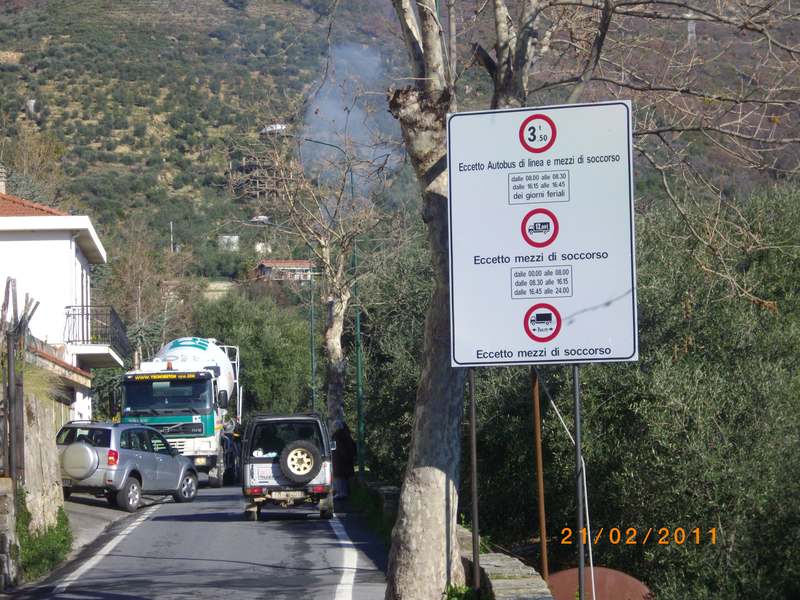Castellaro... il cartello dice che la betoniera non ci potrevve stare, ma invece c'è