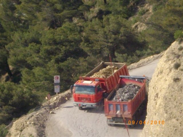Camion su e già per la Cava-Discarica di Castellaro