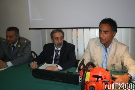 Alberto Landolfi (con sega elettrica) accanto al suo allora Capo a Savona, Vincenzo Scolastico