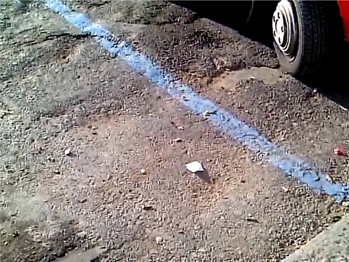 il furgoncino di vendite parcheggiato sulle "strisce blu"