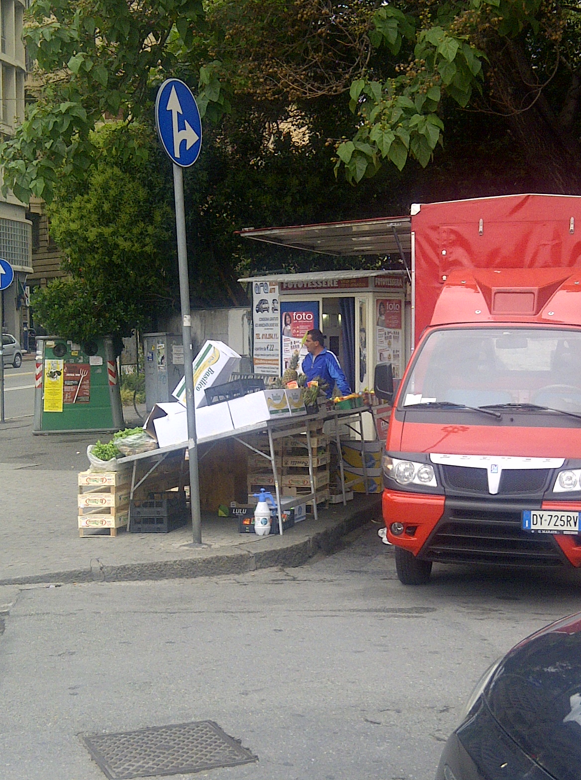 le strisce blu spariscono dove si parcheggia il solito furgoncino...