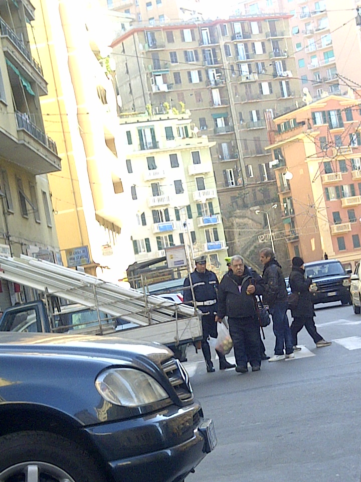 Fiumanò in via Torosa, l'ape sulle strisce ed i vigili tranquilli