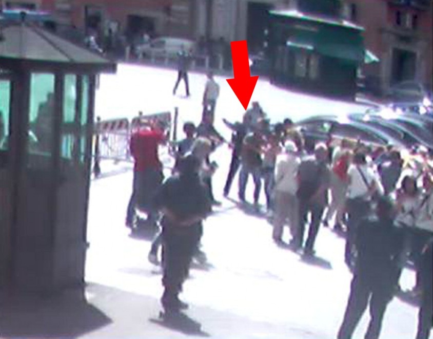 Luigi PREITI spara davanti a Palazzo Chigi