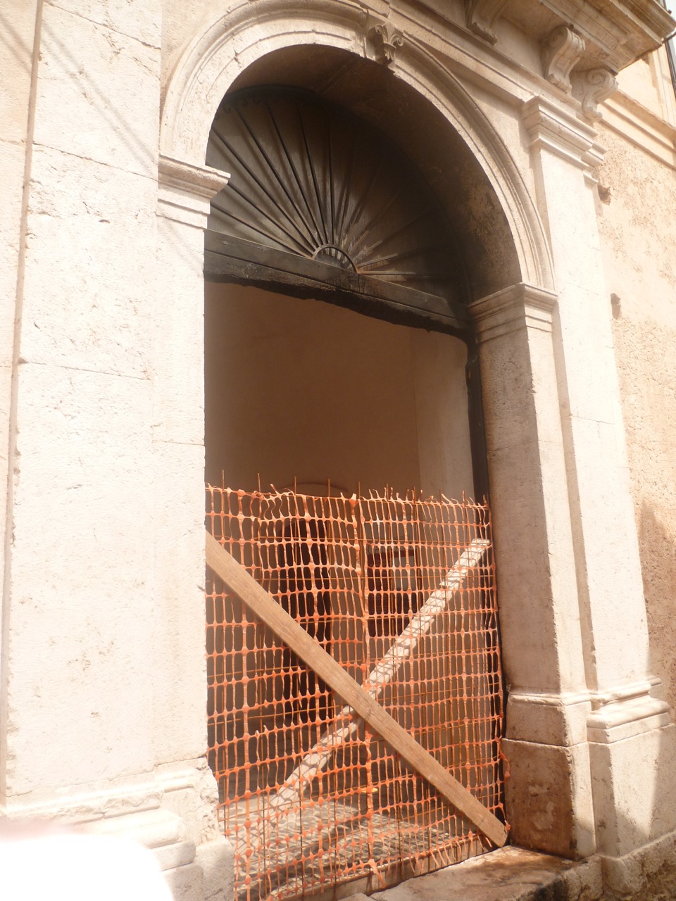 I segni dell'attentato incendiario...