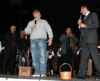 ROCCA canta sul palco con PRATICO', CONDIDORIO, BRUZZANITI, GORIZIA e GANGEMI