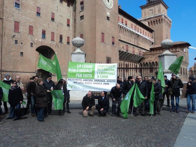 La vergognosa manifestazione degli indegni agenti che screditano la Polizia di Stato