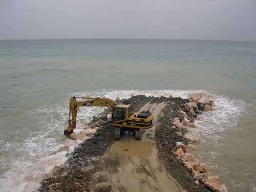 I mezzi della Co.For al lavoro a Celle Ligure