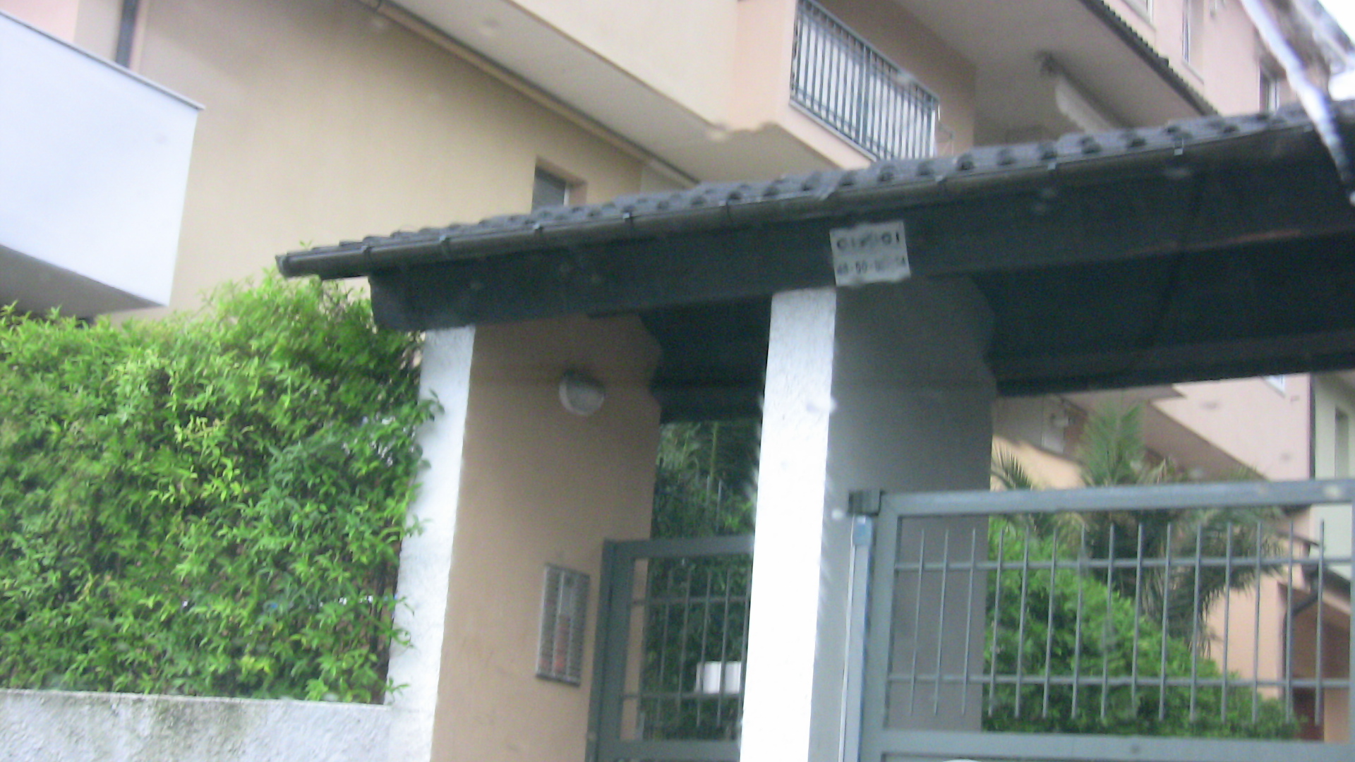 L'entrata della palazzina dove vivono i tre fratelli