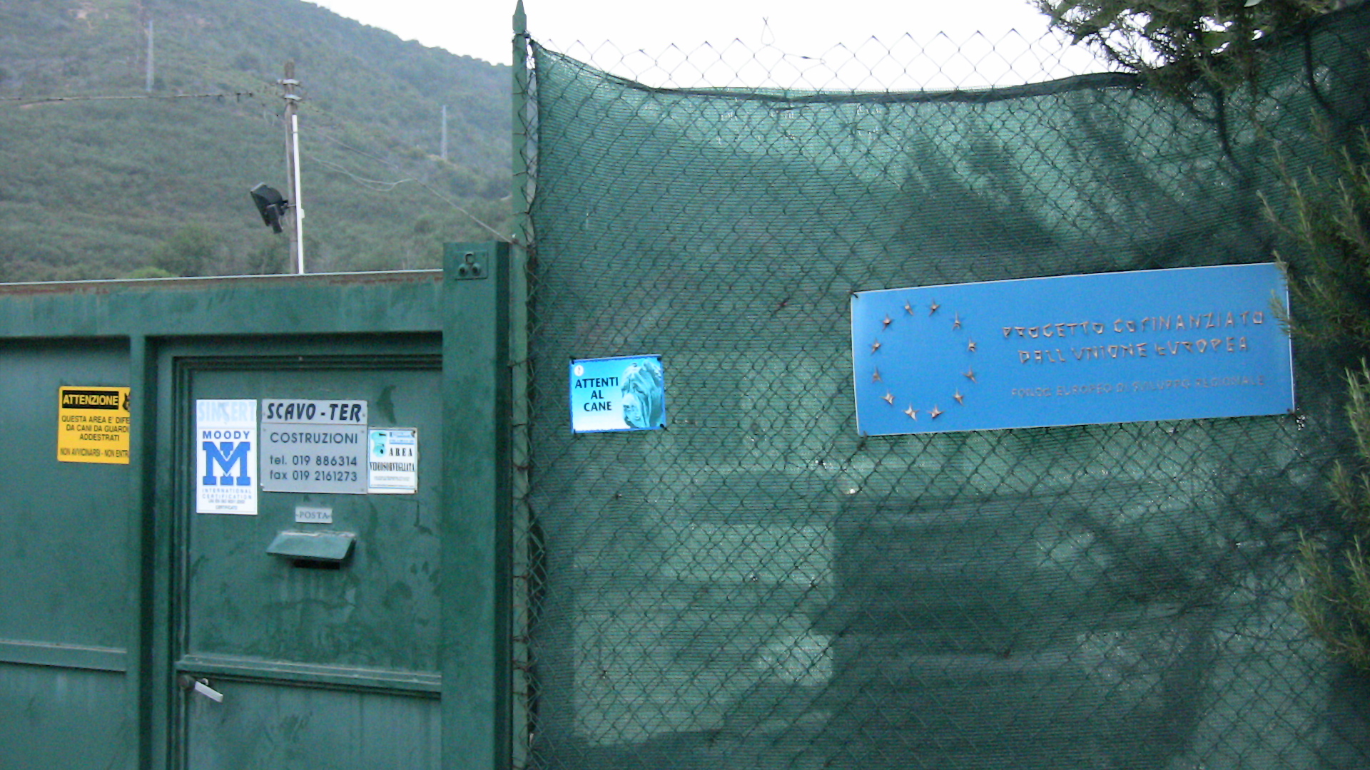 L'entrata del deposito della SCAVO-TER, con targa 